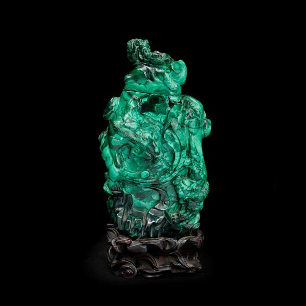 Vaso scolpito in malachite con decori vegetali a rilievo, Cina, Dinastia Qing, XX secolo