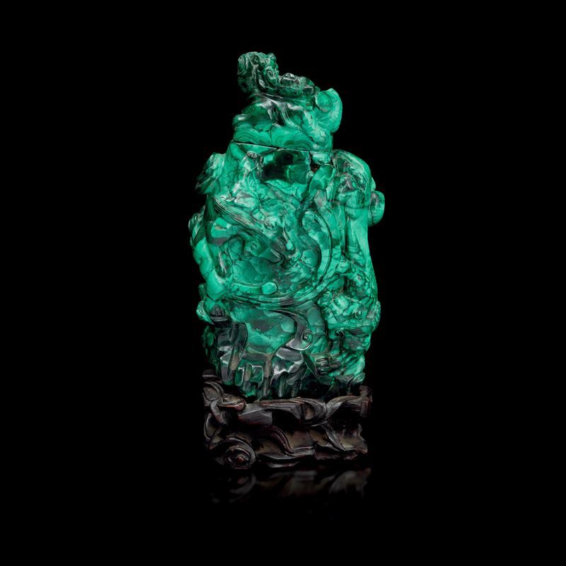 Vaso scolpito in malachite con decori vegetali a rilievo, Cina, Dinastia Qing, XX secolo  - Asta Fine Asian Works of Art - Cambi Casa d'Aste