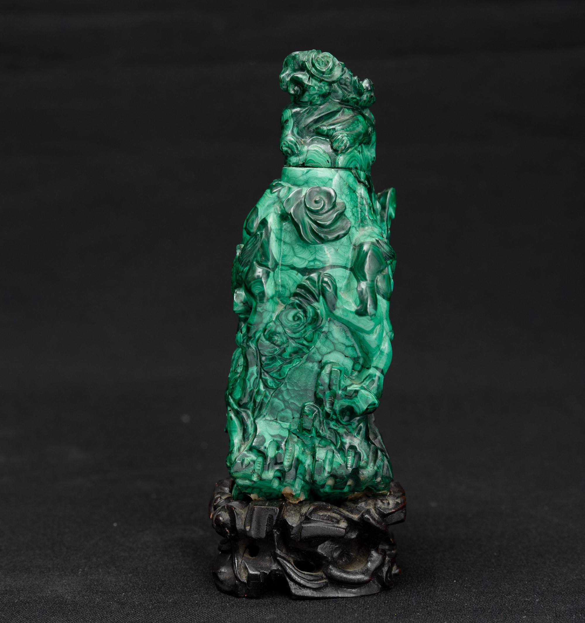 Cina, Vaso scolpito in malachite con decori vegetali a rilievo, Dinastia Qing (XX secolo)