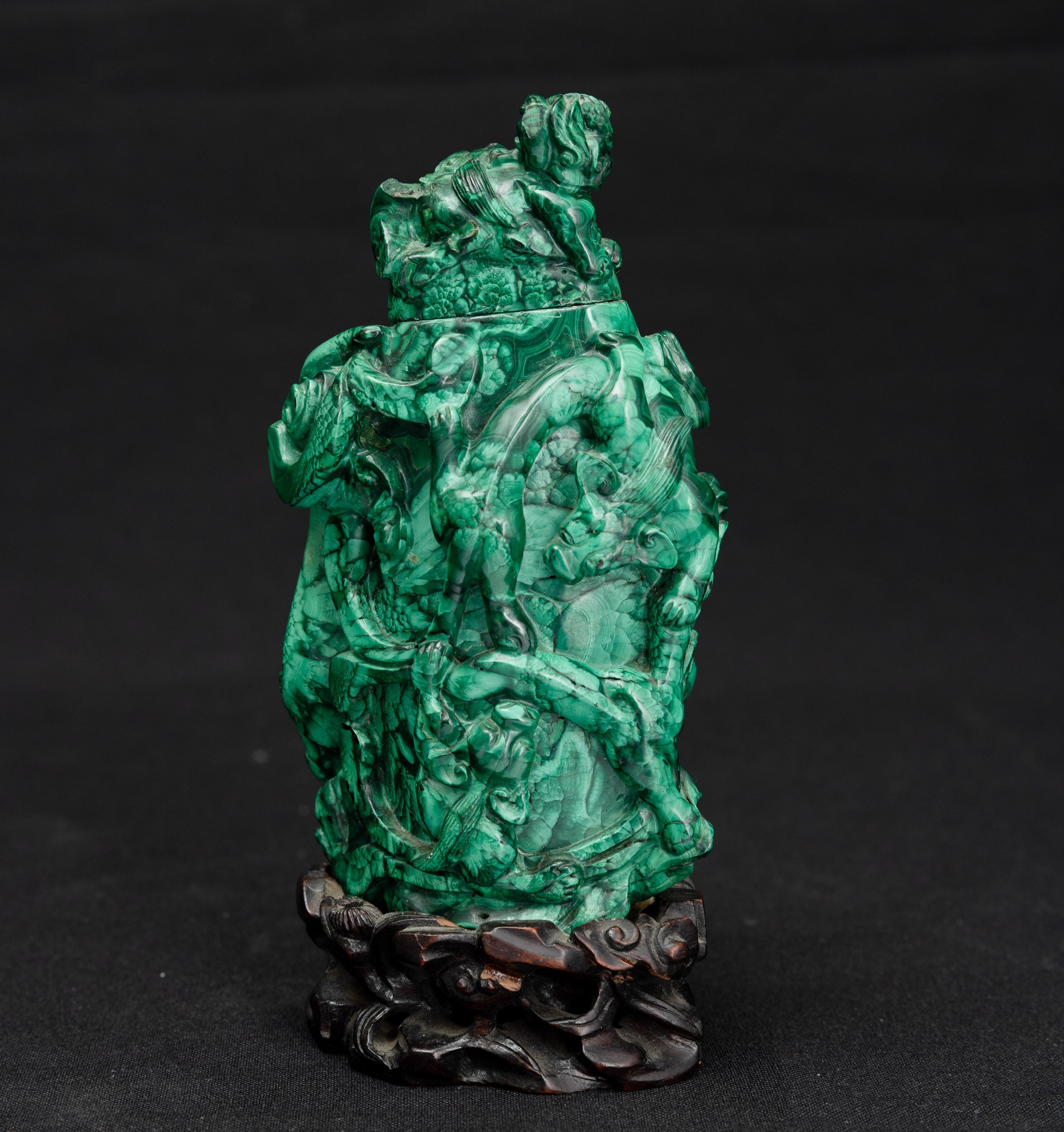Cina, Vaso scolpito in malachite con decori vegetali a rilievo, Dinastia Qing (XX secolo)