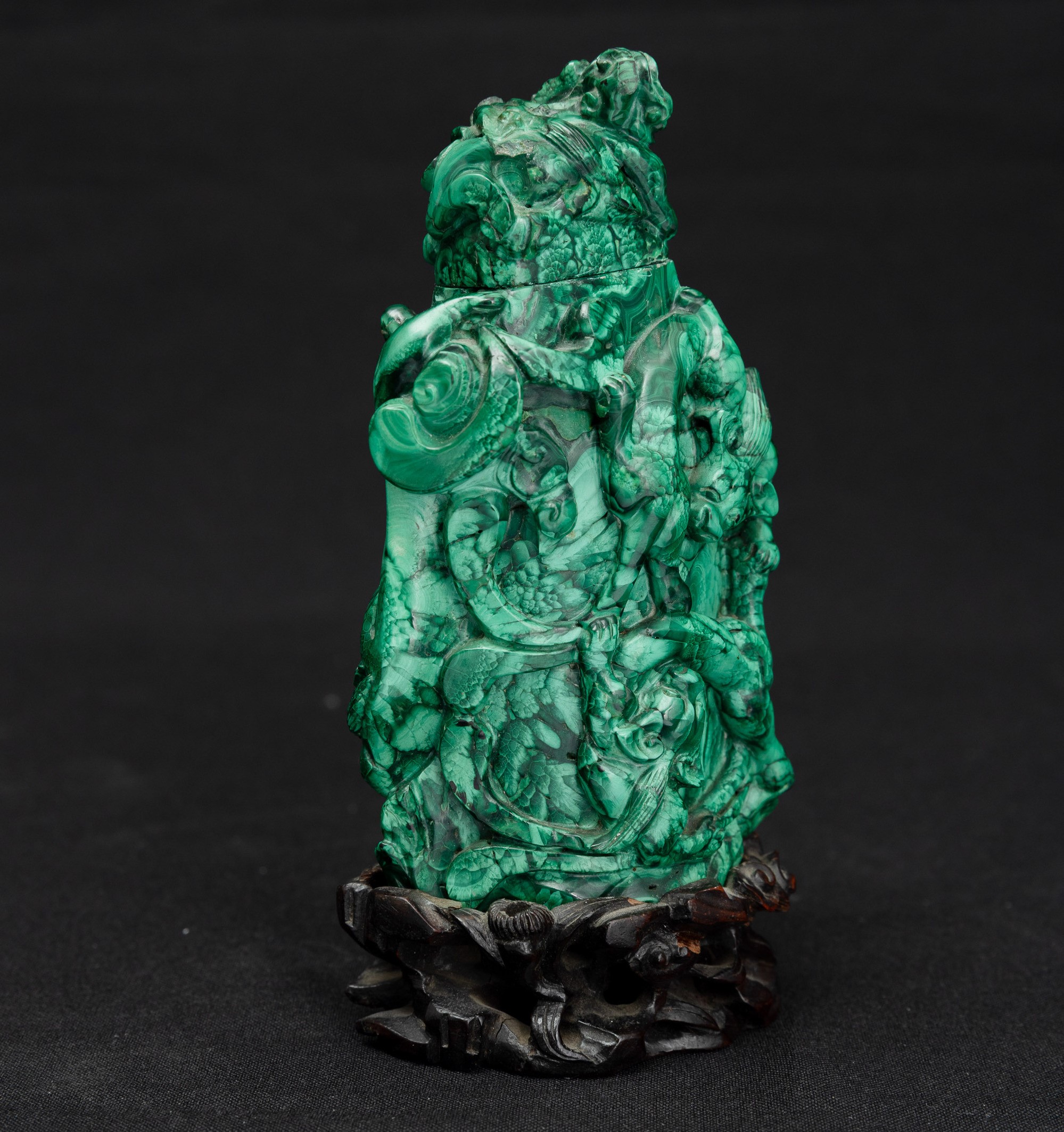 Cina, Vaso scolpito in malachite con decori vegetali a rilievo, Dinastia Qing (XX secolo)