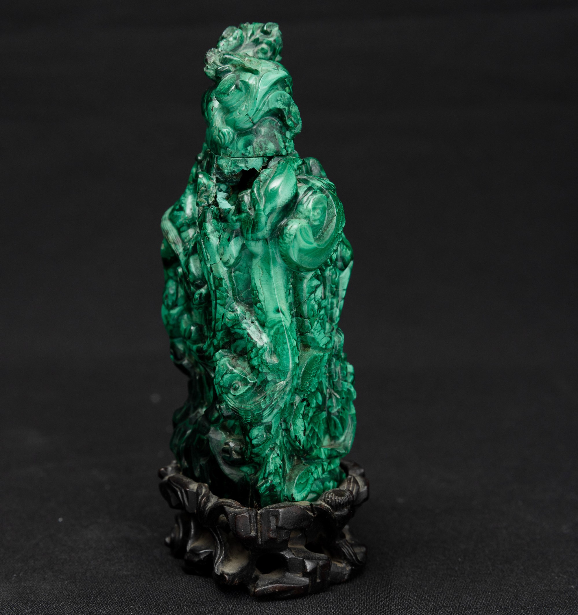 Cina, Vaso scolpito in malachite con decori vegetali a rilievo, Dinastia Qing (XX secolo)