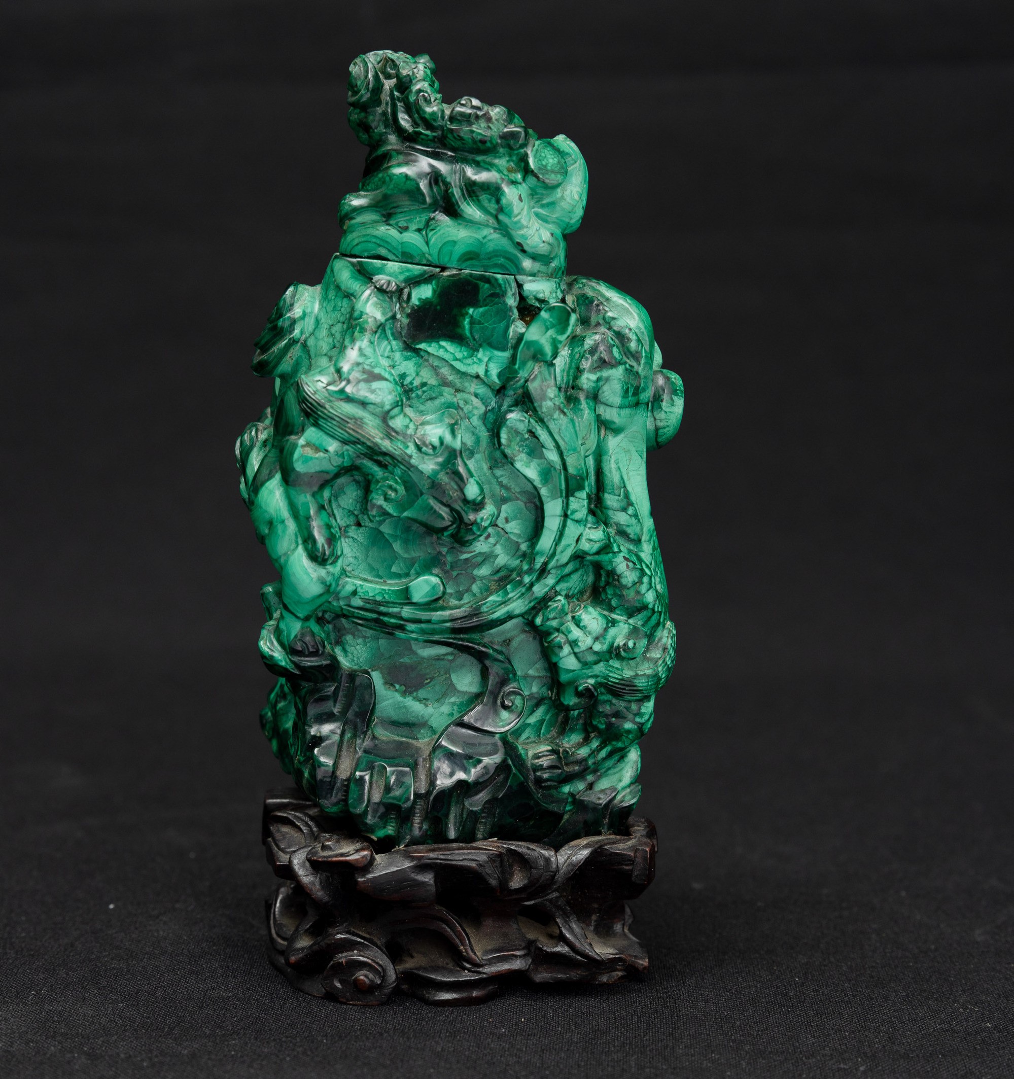 Cina, Vaso scolpito in malachite con decori vegetali a rilievo, Dinastia Qing (XX secolo)