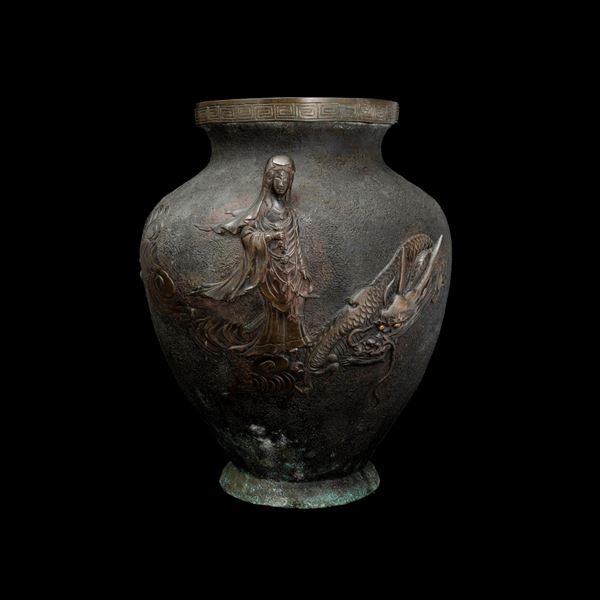 Vaso in bronzo raffigurante Guanyin e drago a rilievo con decori geometrici, Giappone, periodo Meiji (1868-1912)