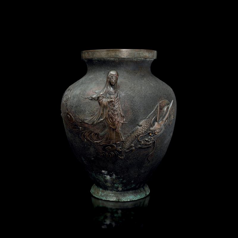 Bronze vase depicting Guanyin and dragon in relief with geometric decorations, Japan, Meiji period (1868-1912)  - Auction Fine Asian Works of Art - Cambi Casa d'Aste