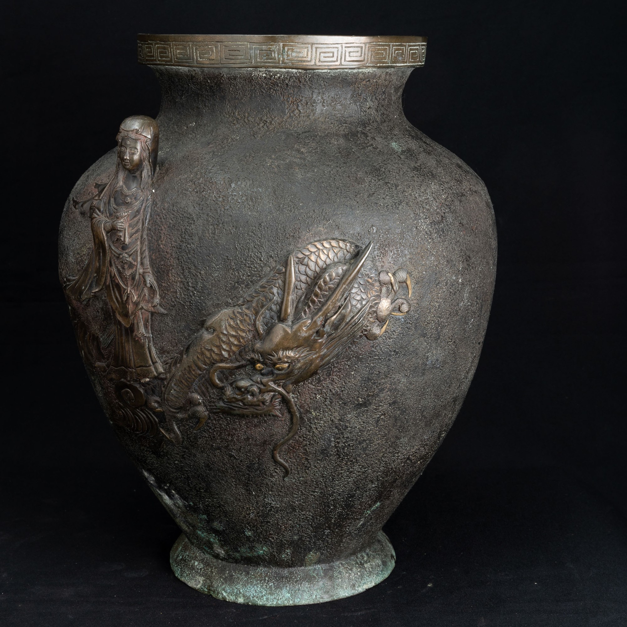 Vaso in bronzo, raffigurazione di Guanyin e drago a rilievo con decorazioni geometriche, Giappone...