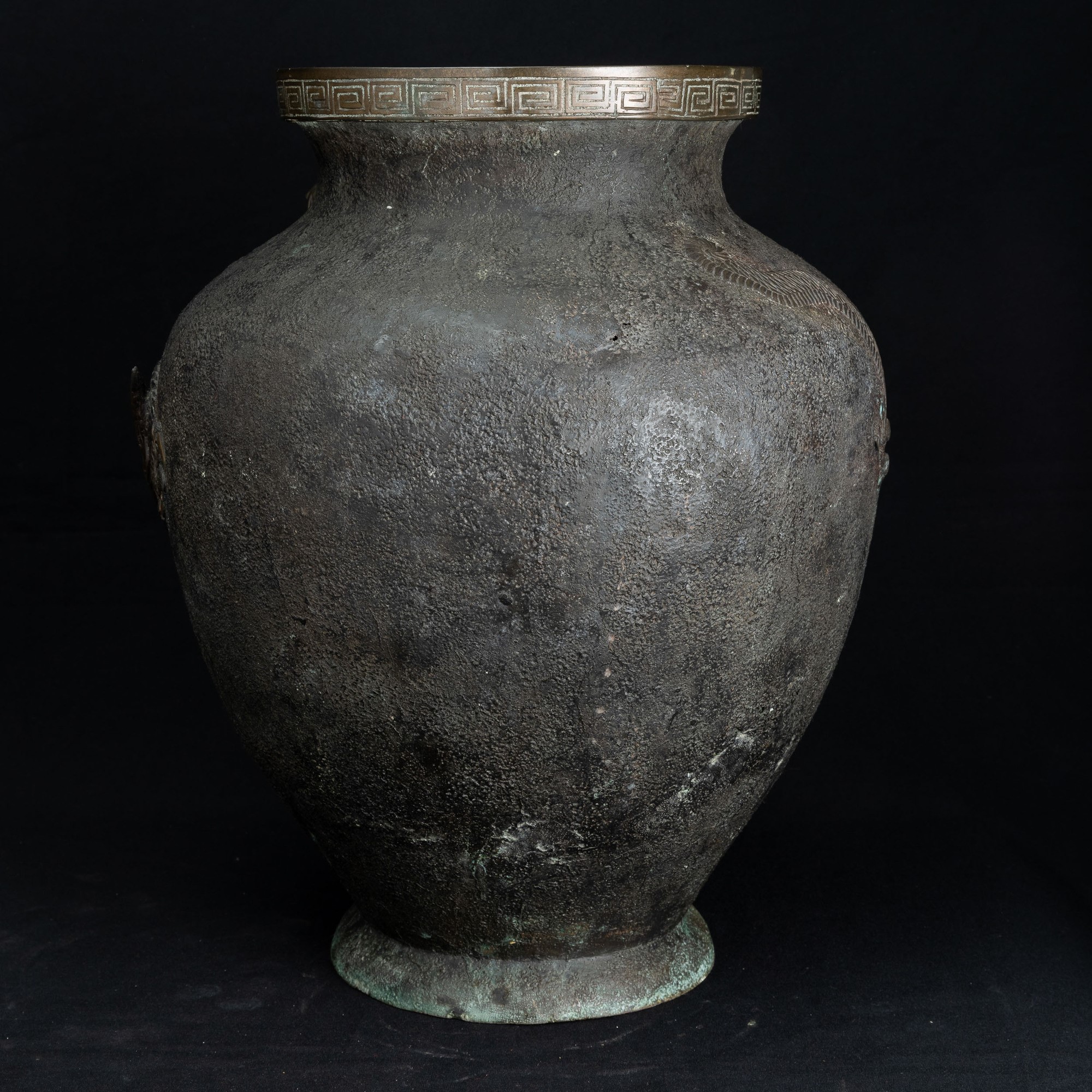 Vaso in bronzo, raffigurazione di Guanyin e drago a rilievo con decorazioni geometriche, Giappone...