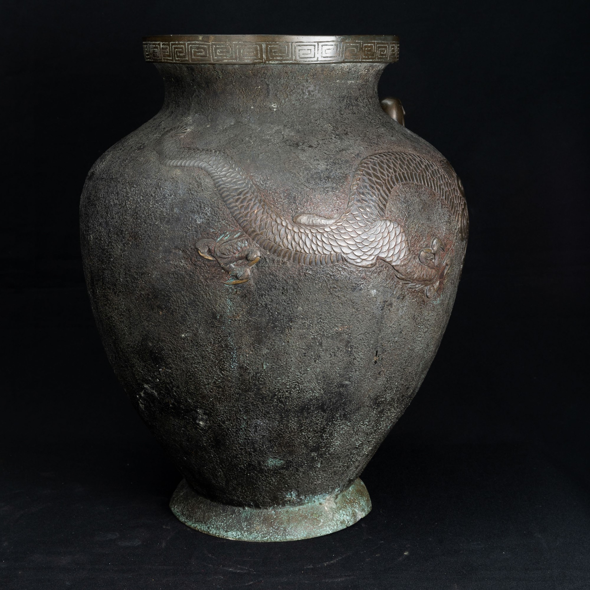 Vaso in bronzo, raffigurazione di Guanyin e drago a rilievo con decorazioni geometriche, Giappone...