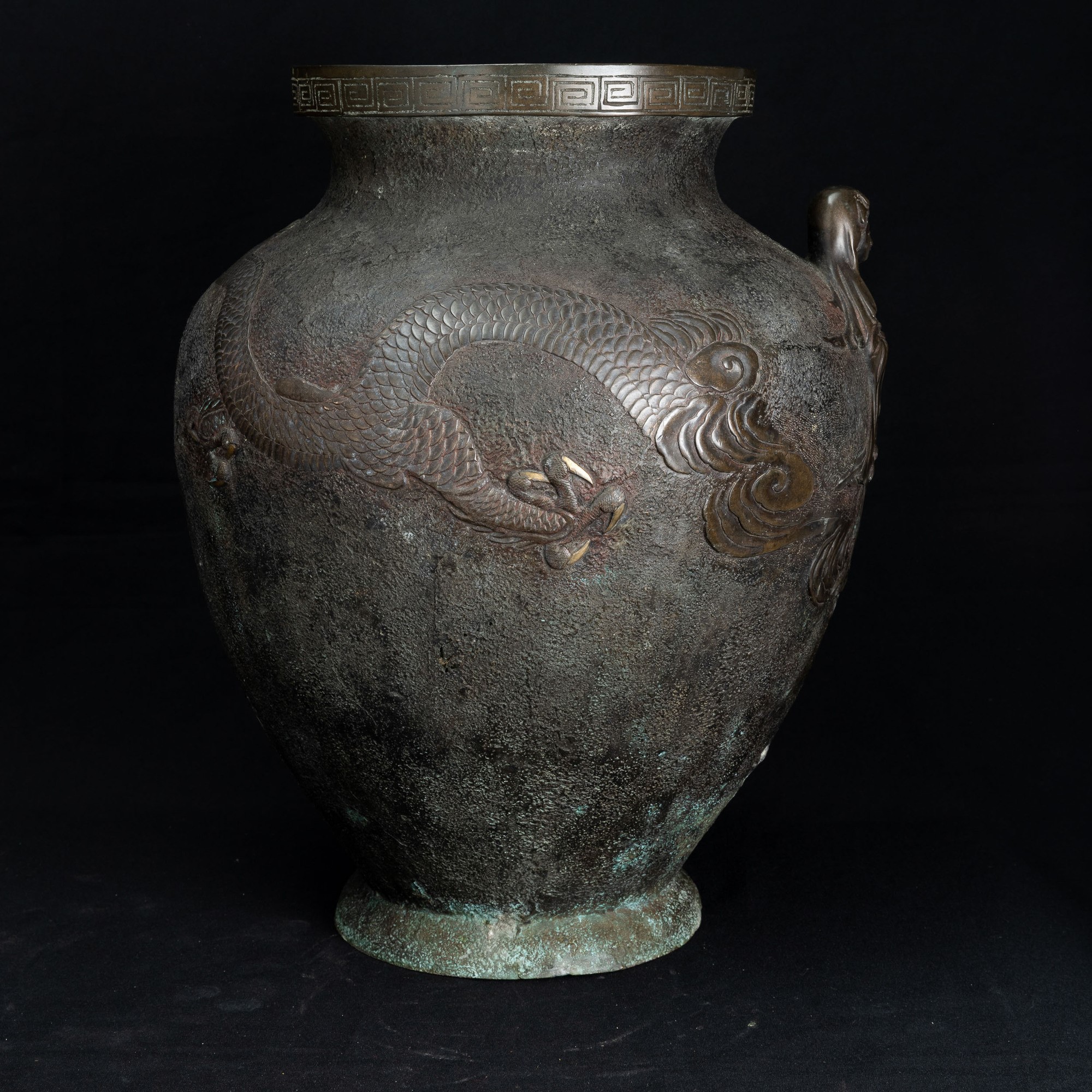 Vaso in bronzo, raffigurazione di Guanyin e drago a rilievo con decorazioni geometriche, Giappone...