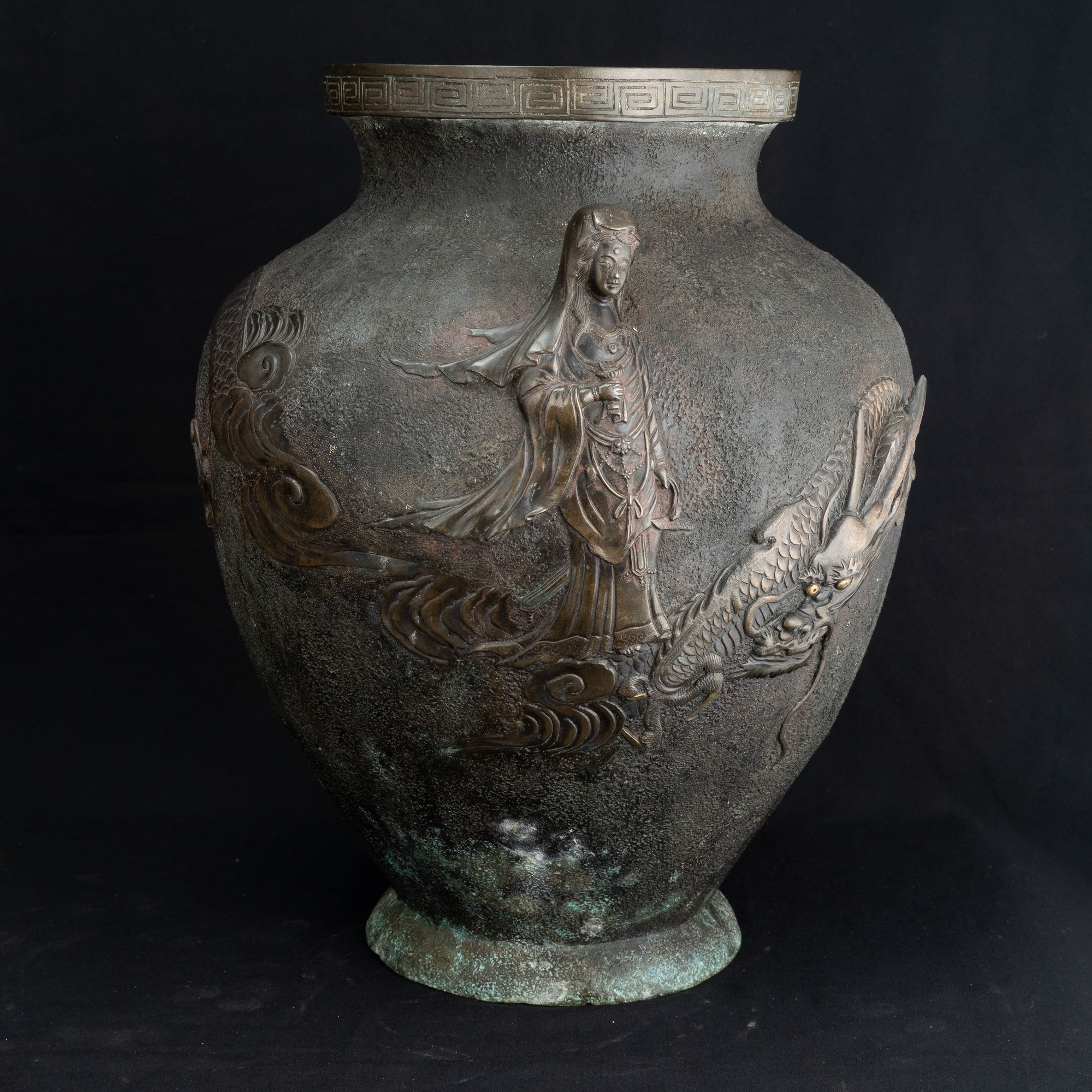 Vaso in bronzo, raffigurazione di Guanyin e drago a rilievo con decorazioni geometriche, Giappone...