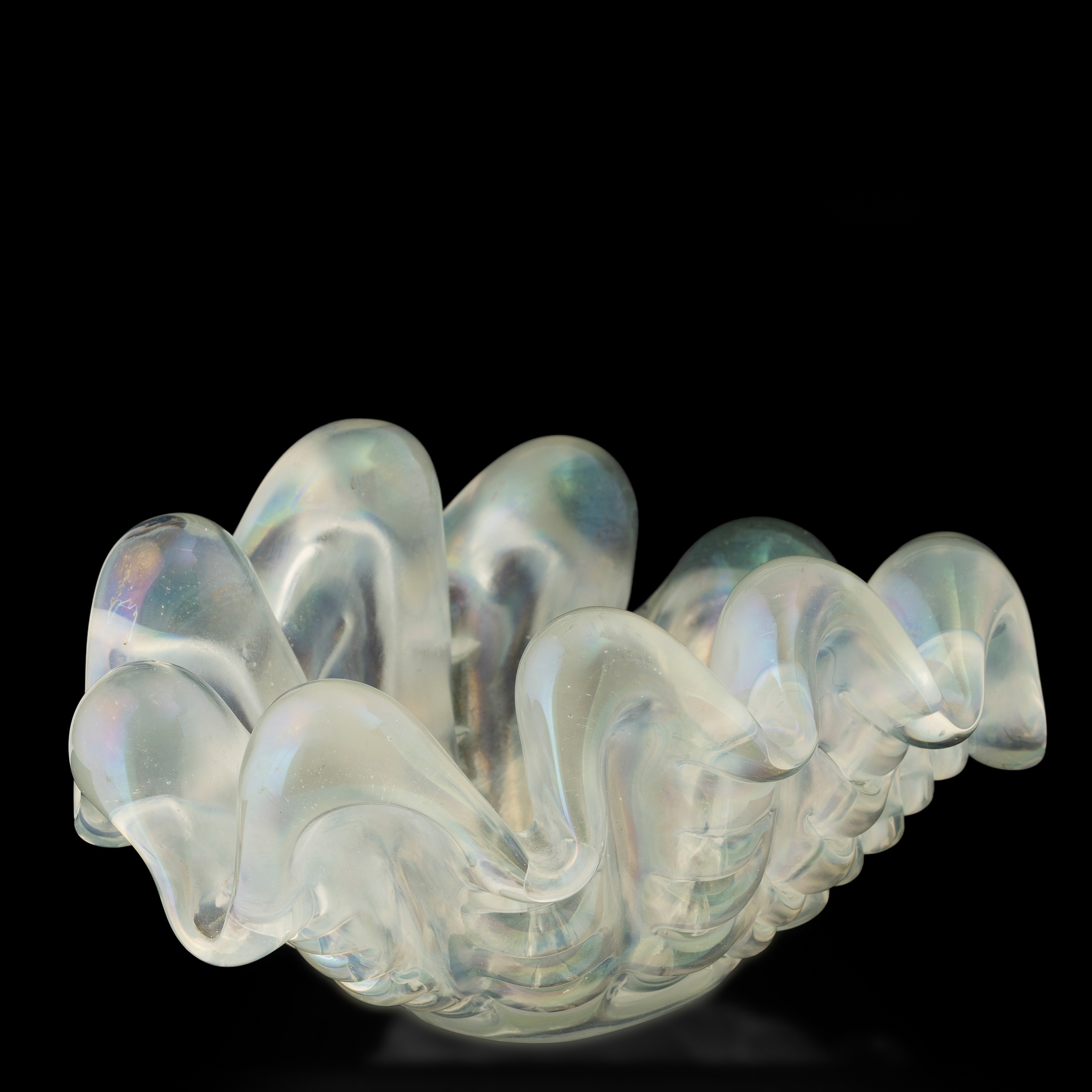 Barovier & Toso, Coppa ovale a forma di conchiglia (Murano, ca. 1940) in vetro iridato a grosse c...