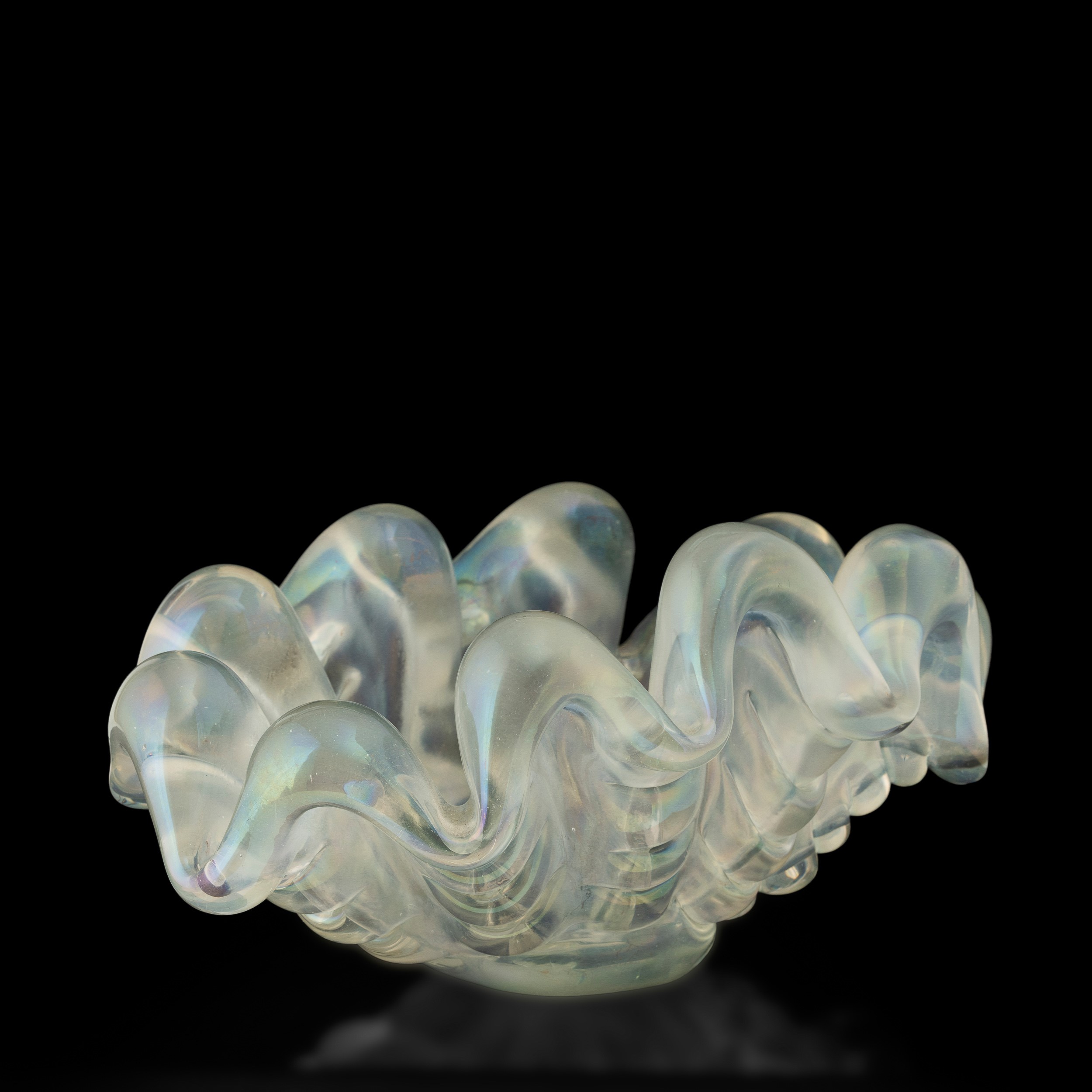 Barovier & Toso, Coppa ovale a forma di conchiglia (Murano, ca. 1940) in vetro iridato a grosse c...