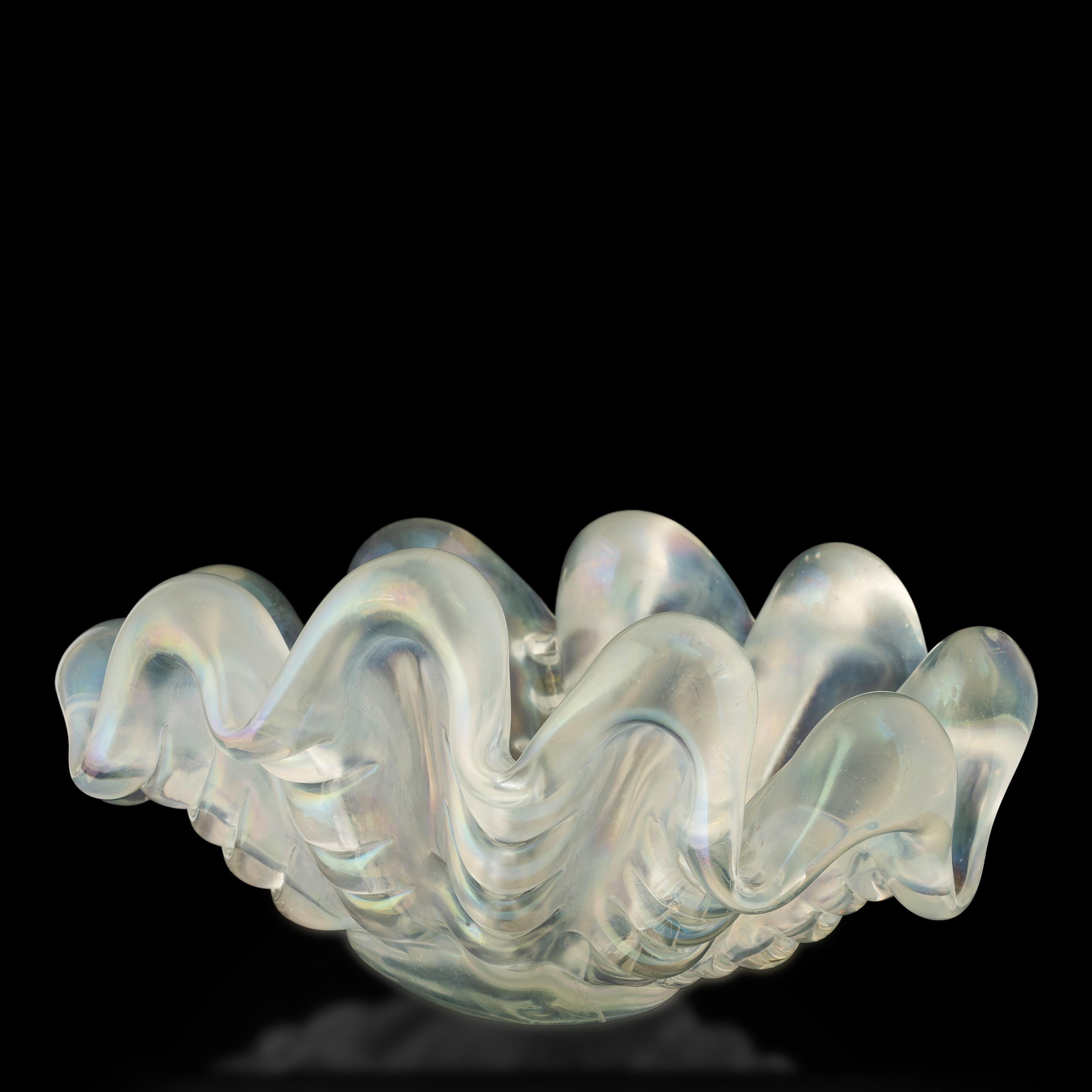 Barovier & Toso, Coppa ovale a forma di conchiglia (Murano, ca. 1940) in vetro iridato a grosse c...