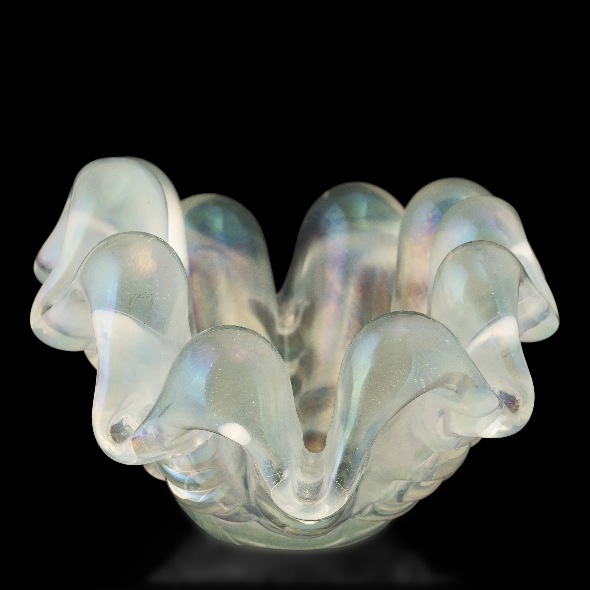 Barovier & Toso, Coppa ovale a forma di conchiglia (Murano, ca. 1940) in vetro iridato a grosse c...