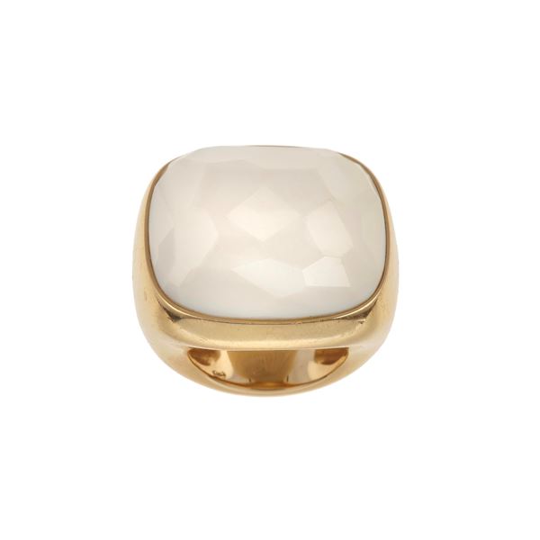 Pomellato. Anello "Victoria" con calcedonio bianco sfaccettato