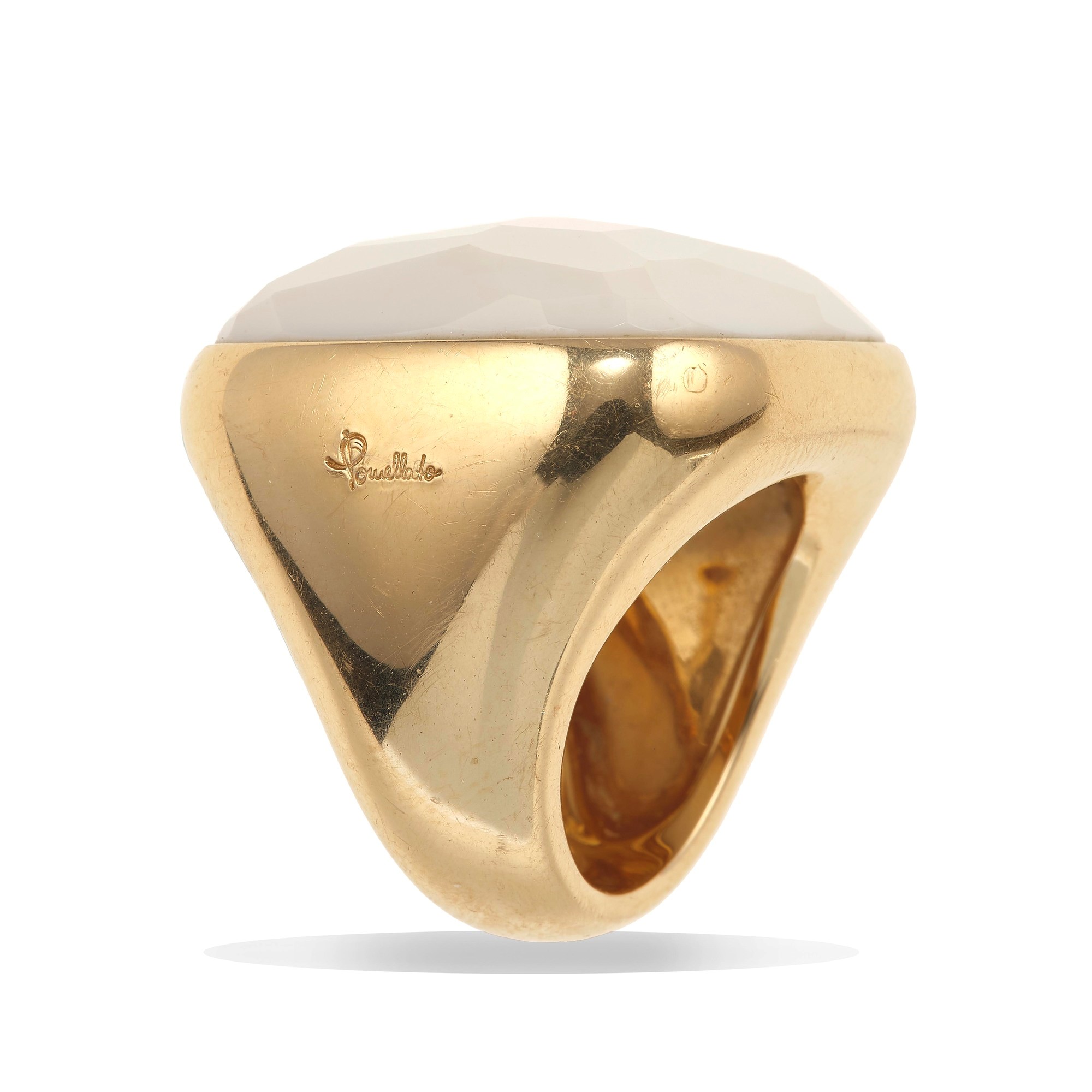 Pomellato, Anello 'Victoria' in oro giallo con calcedonio bianco sfaccettato