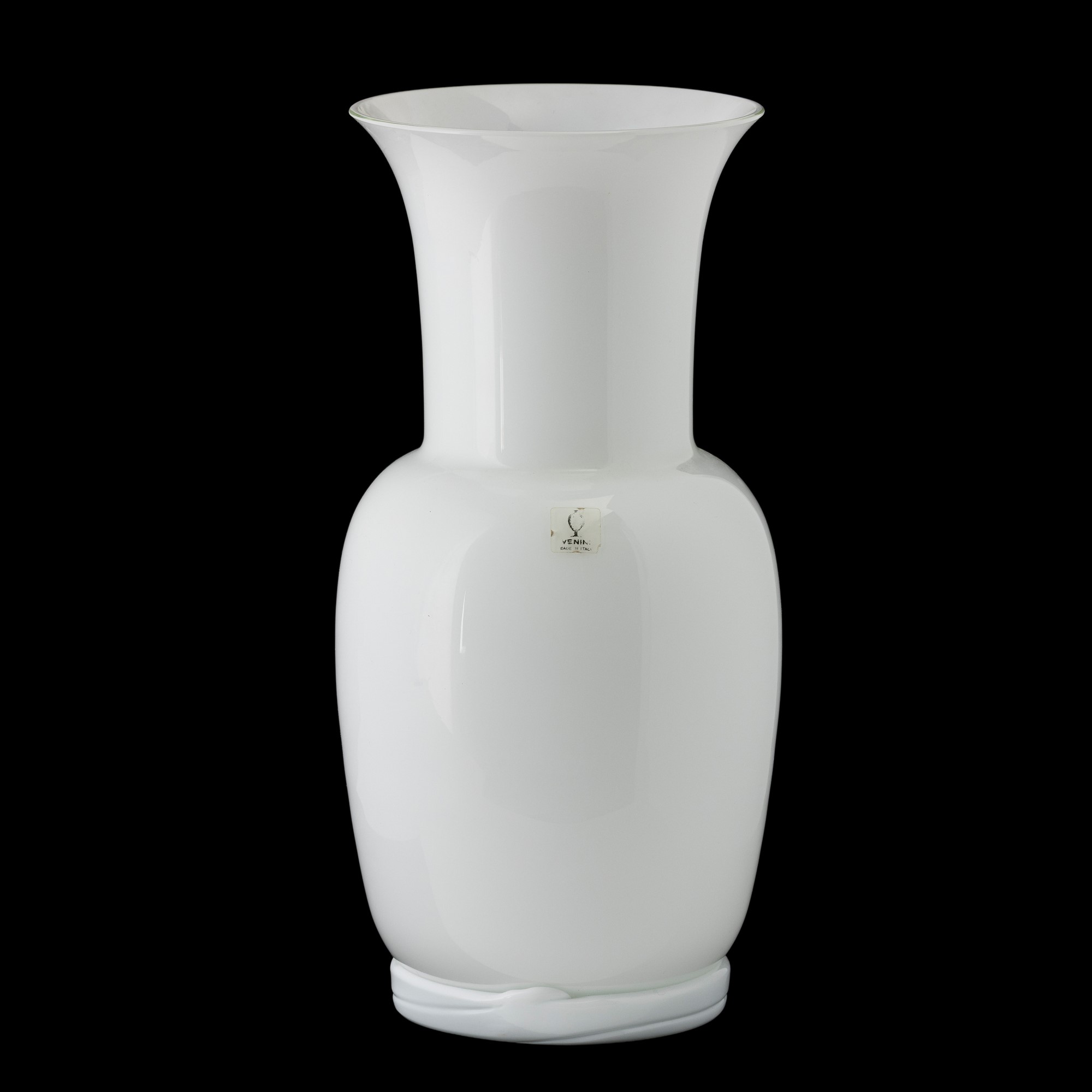 Venini, Vaso a balaustro “Opalini” in vetro soffiato lattimo (Murano, 1980)