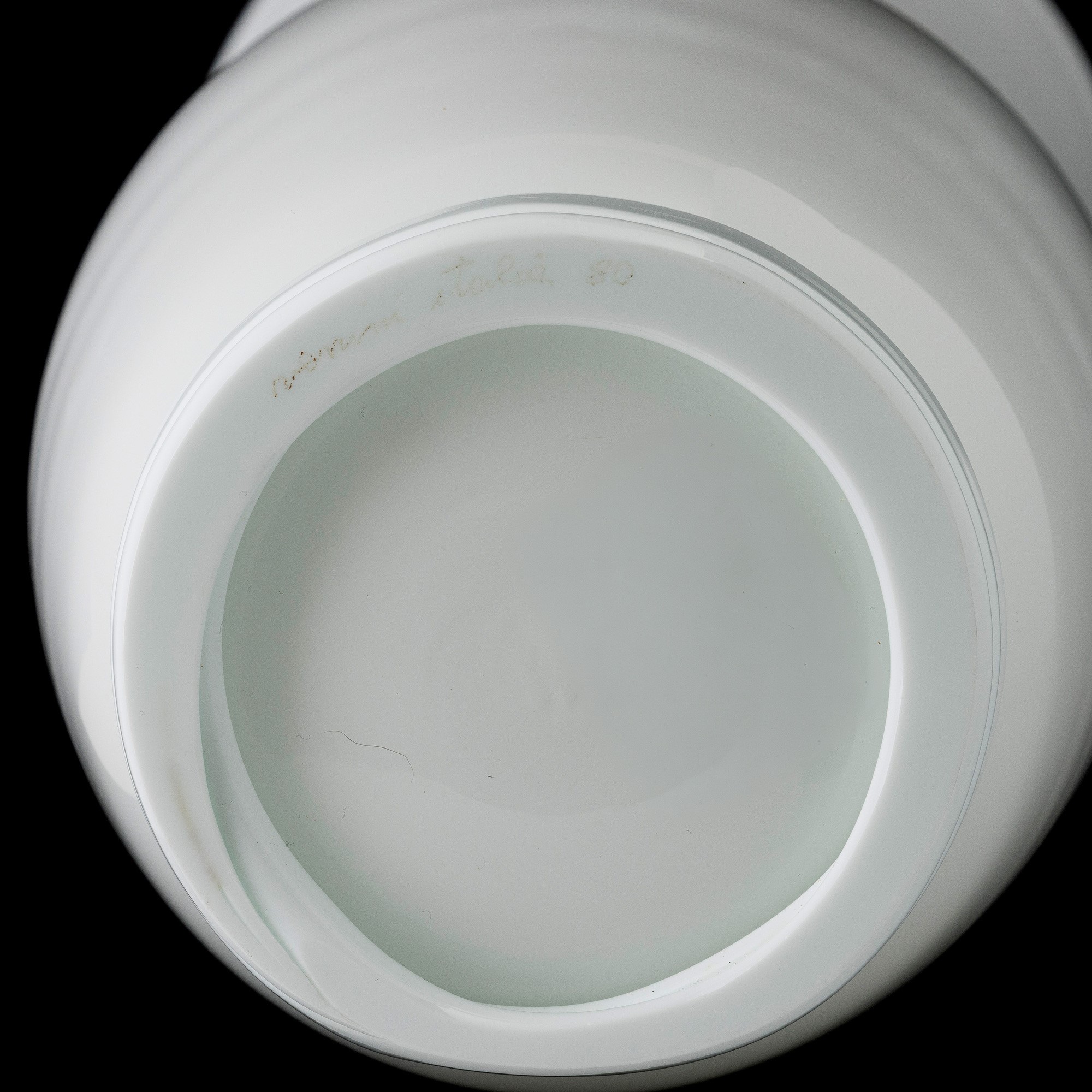 Venini, Vaso a balaustro “Opalini” in vetro soffiato lattimo (Murano, 1980)