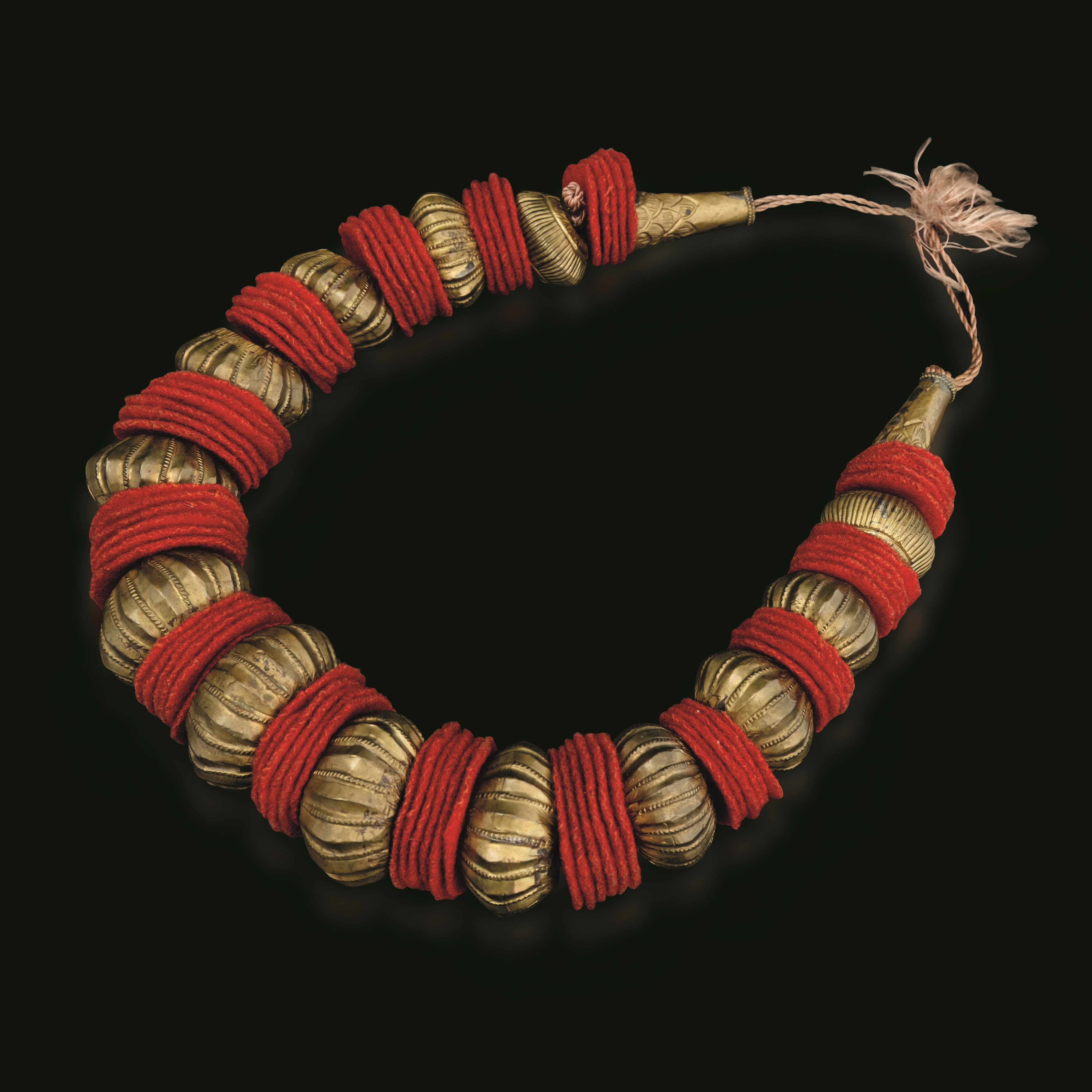 Collana con inserti di stoffa e metallo, Tibet, XIX secolo