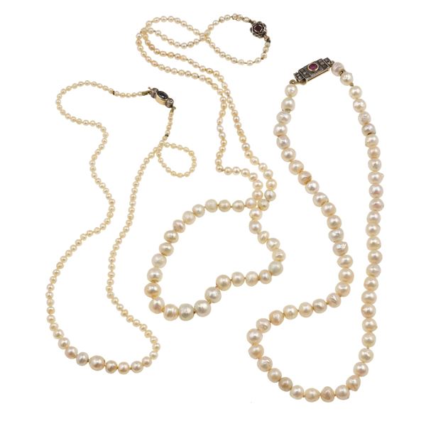 Lotto composto da due collane di perle scalari, naturali e coltivate ed una collana con perle coltivate