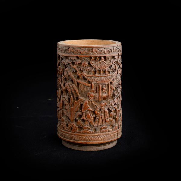Vaso in bamboo intagliato raffigurante scena di vita comune con decori vegetali, Cina, Dinastia Qing, XIX secolo