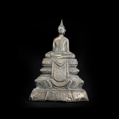 Buddha Sakyamuni, figura seduta in argento, Thailandia, XIX secolo
