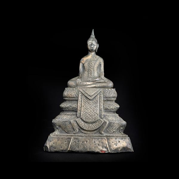 Buddha Sakyamuni seduto su tempio in argento, Thailandia, XIX secolo
