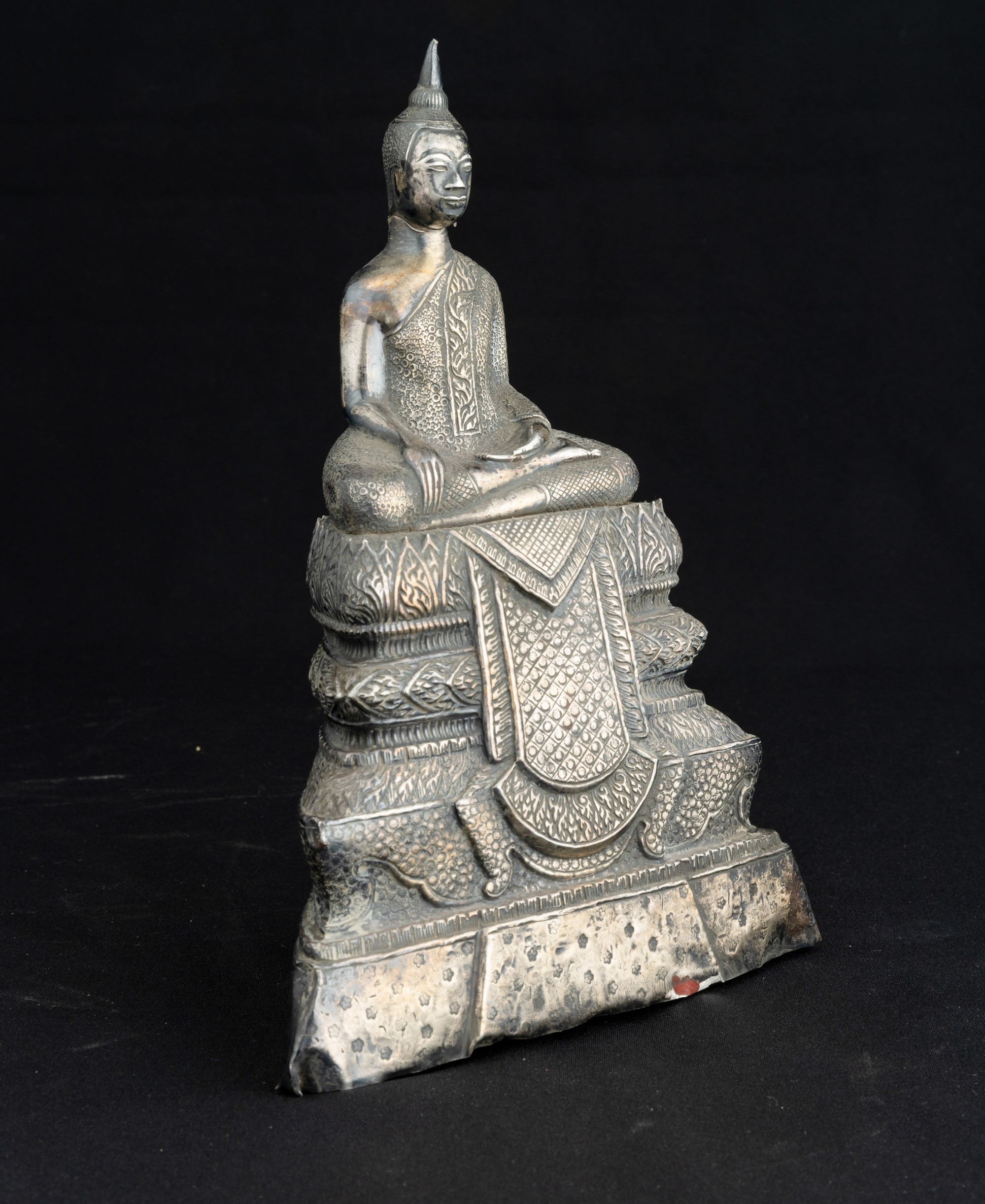 Buddha Sakyamuni, figura seduta in argento, Thailandia, XIX secolo