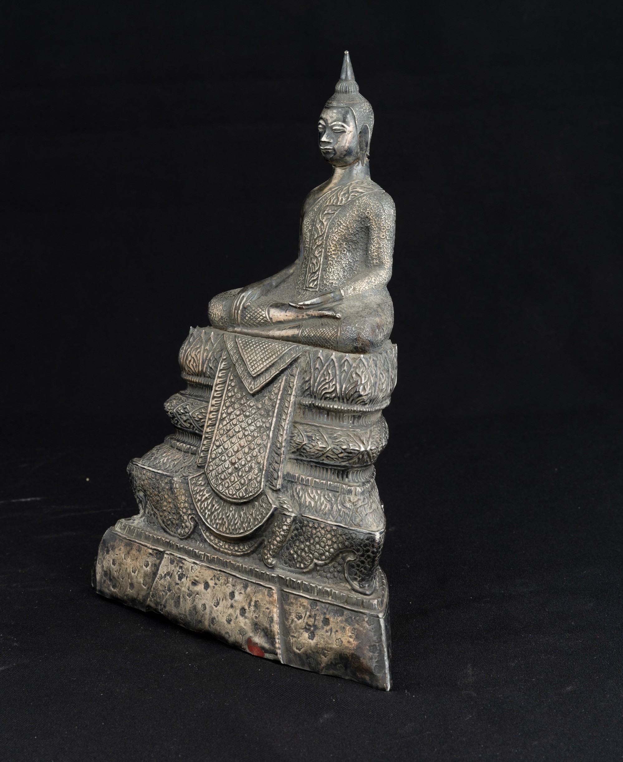 Buddha Sakyamuni, figura seduta in argento, Thailandia, XIX secolo