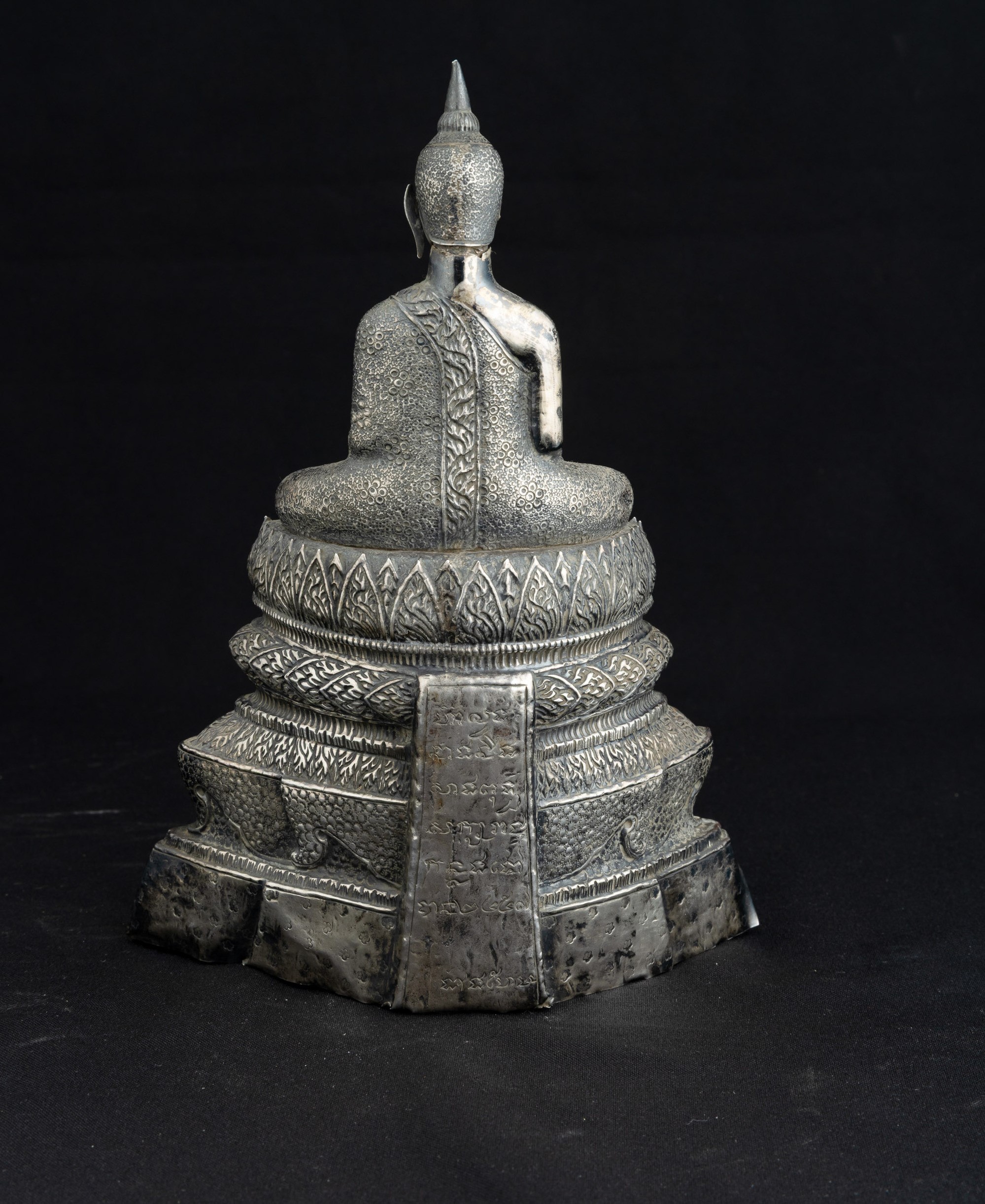 Buddha Sakyamuni, figura seduta in argento, Thailandia, XIX secolo