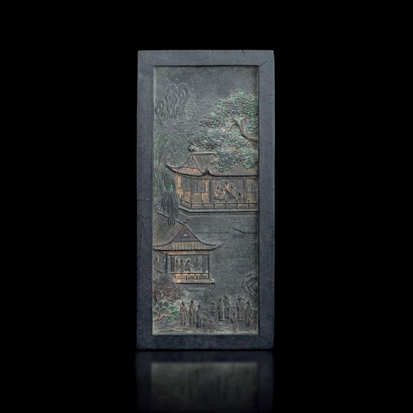 Placca a rilievo con tracce di policromia e doratura raffigurante paesaggio con decori a motivi vegetali e iscrizioni, Cina, Dinastia Qing, XIX secolo