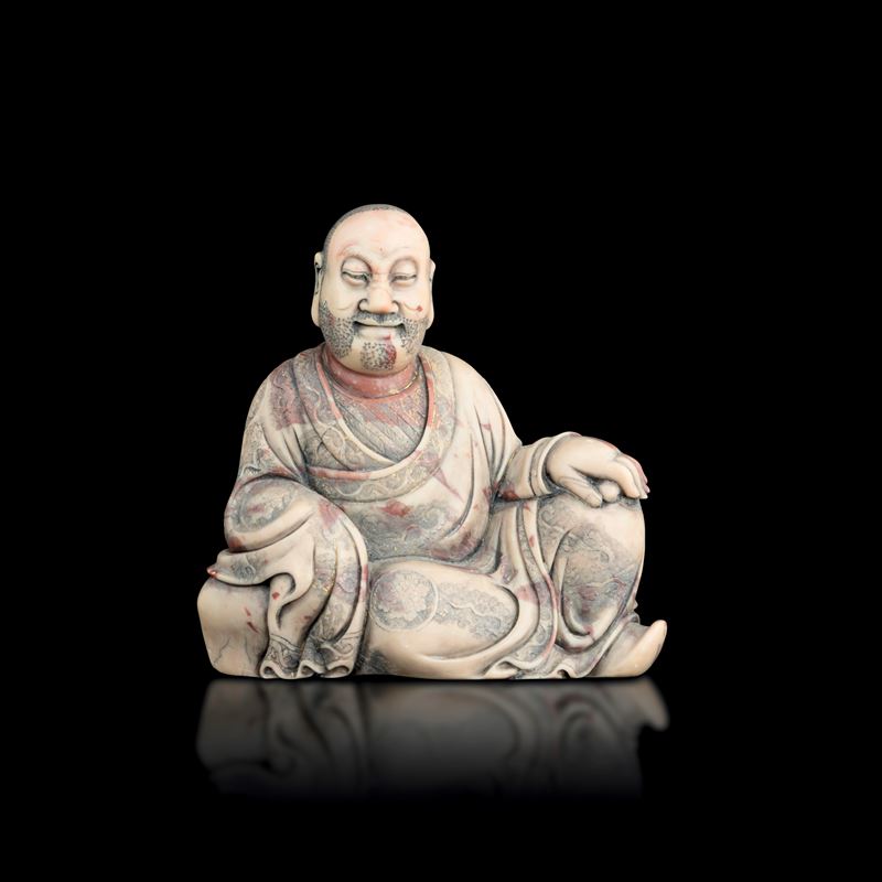 Figure of a Lohan in soapstone with finely incised floral decorations, China, Qing Dynasty, Qianlong period (1736–1796)  - Auction Fine Asian Works of Art - Cambi Casa d'Aste