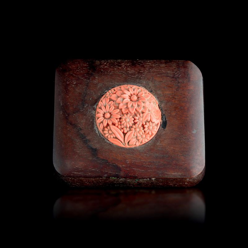 Wooden box with a medallion carved in coral depicting flowers, Japan, Meiji period (1868–1912)  - Auction Fine Asian Works of Art - Cambi Casa d'Aste