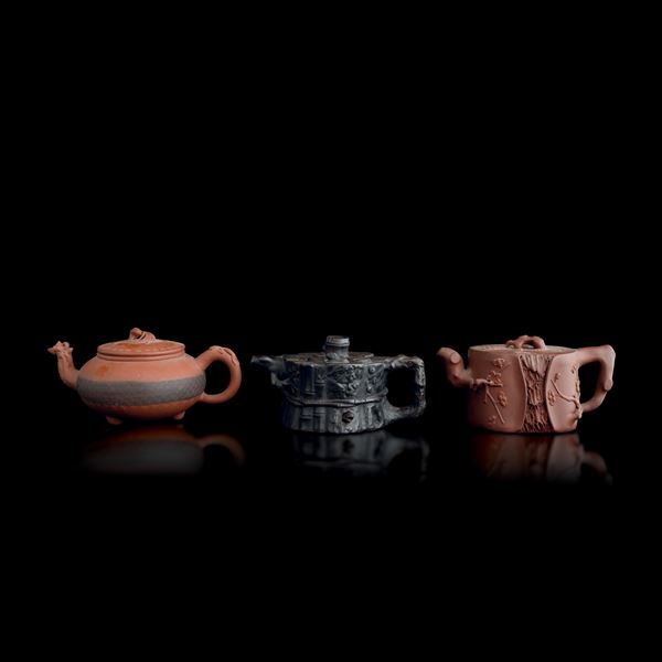 Lot consisting of three Jinxin porcelain teapots with brown backgrounds and raised vegetal motif decorations, China, Qing Dynasty, 19th century
