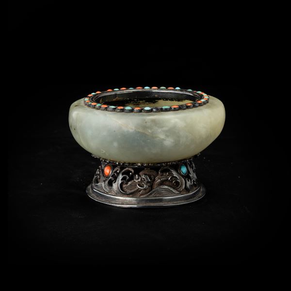 Ciotola in giada con inserti di pietre dure e montatura in argento, Cina, Dinastia Qing, XIX secolo