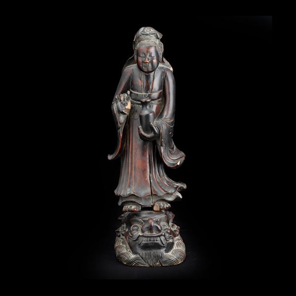 Figura in legno raffigurante Guanyin stante su un drago, Cina, Dinastia Qing, XIX secolo