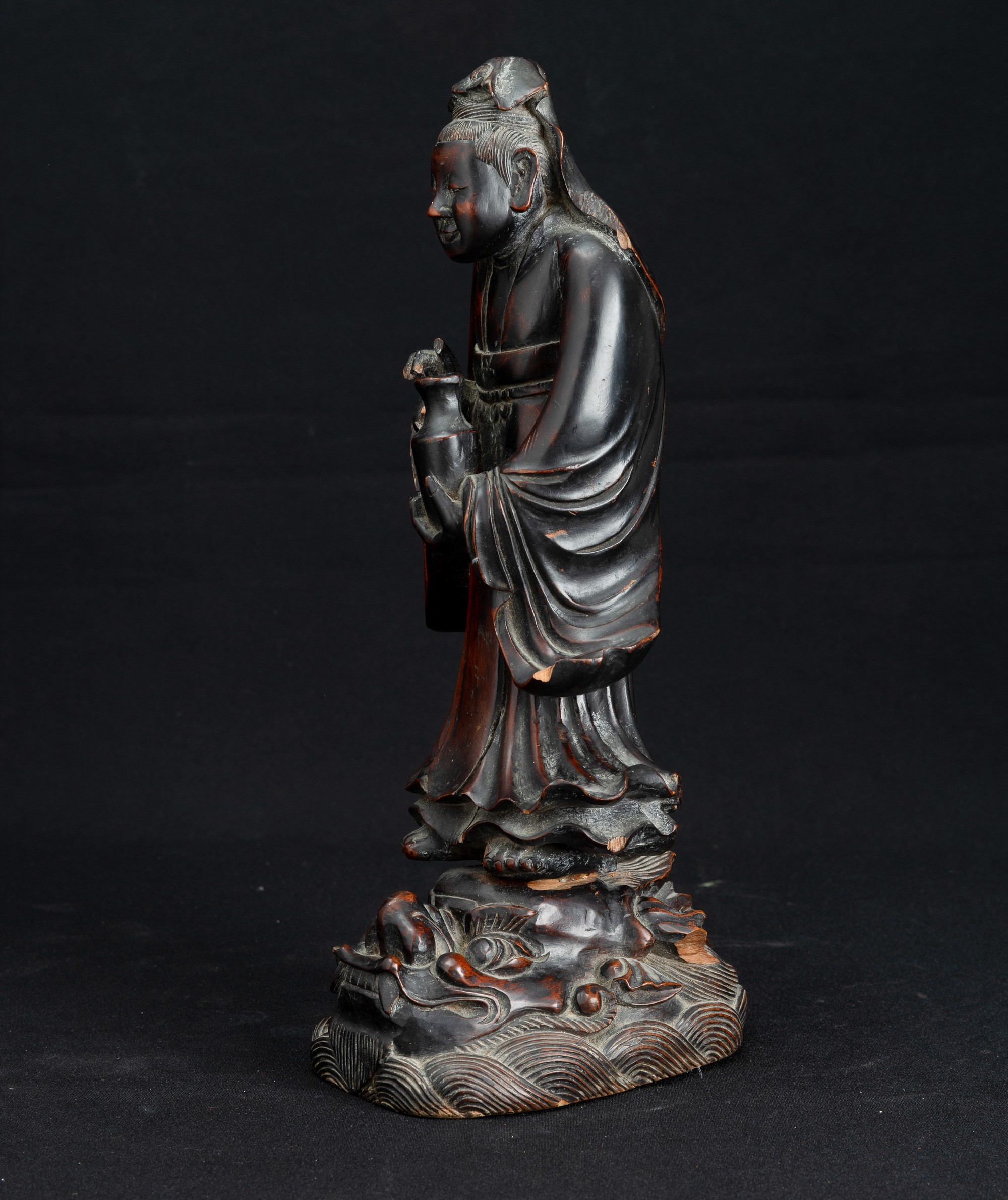 Guanyin, Figura in legno stante su un drago, Cina, Dinastia Qing, XIX secolo