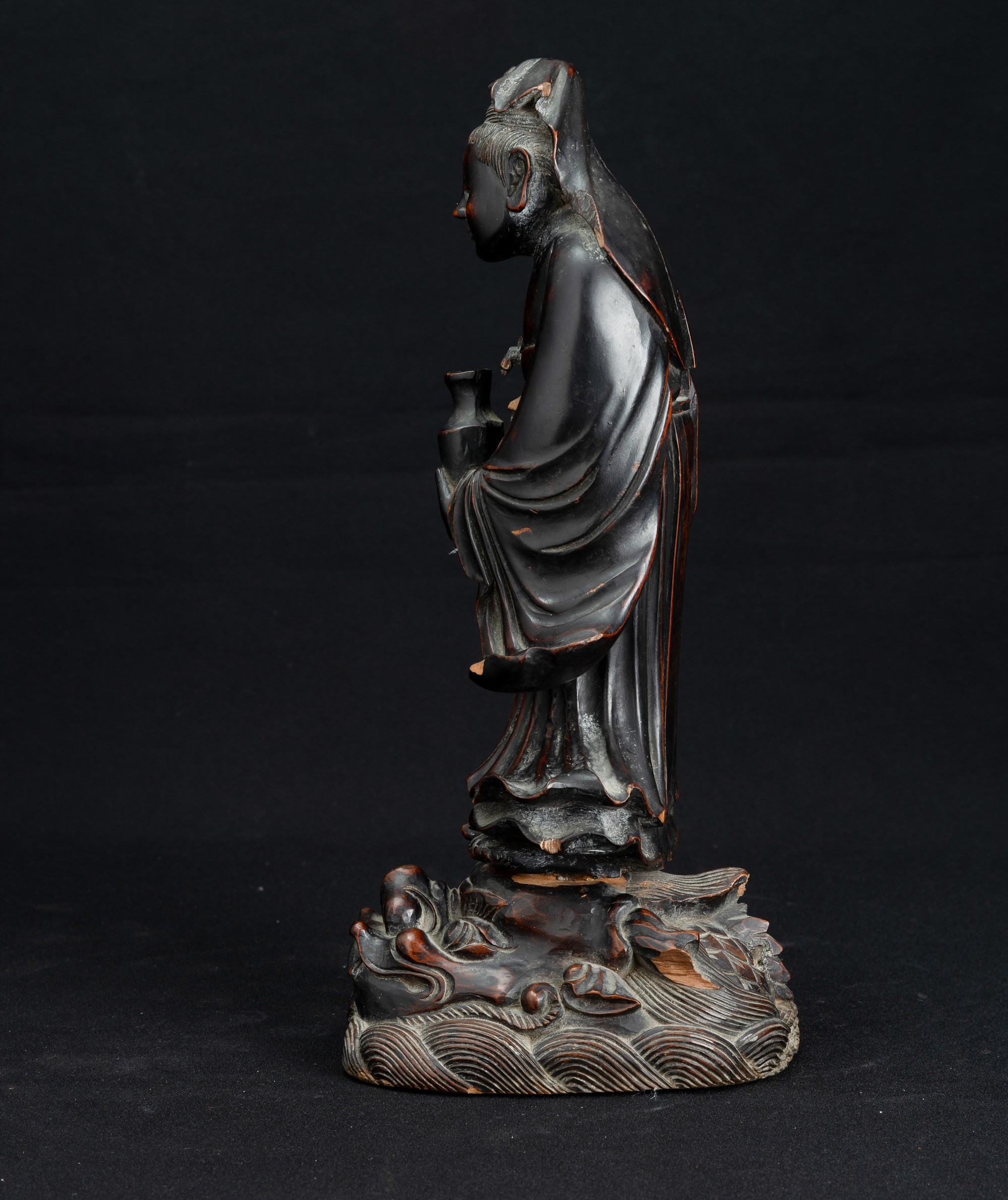 Guanyin, Figura in legno stante su un drago, Cina, Dinastia Qing, XIX secolo