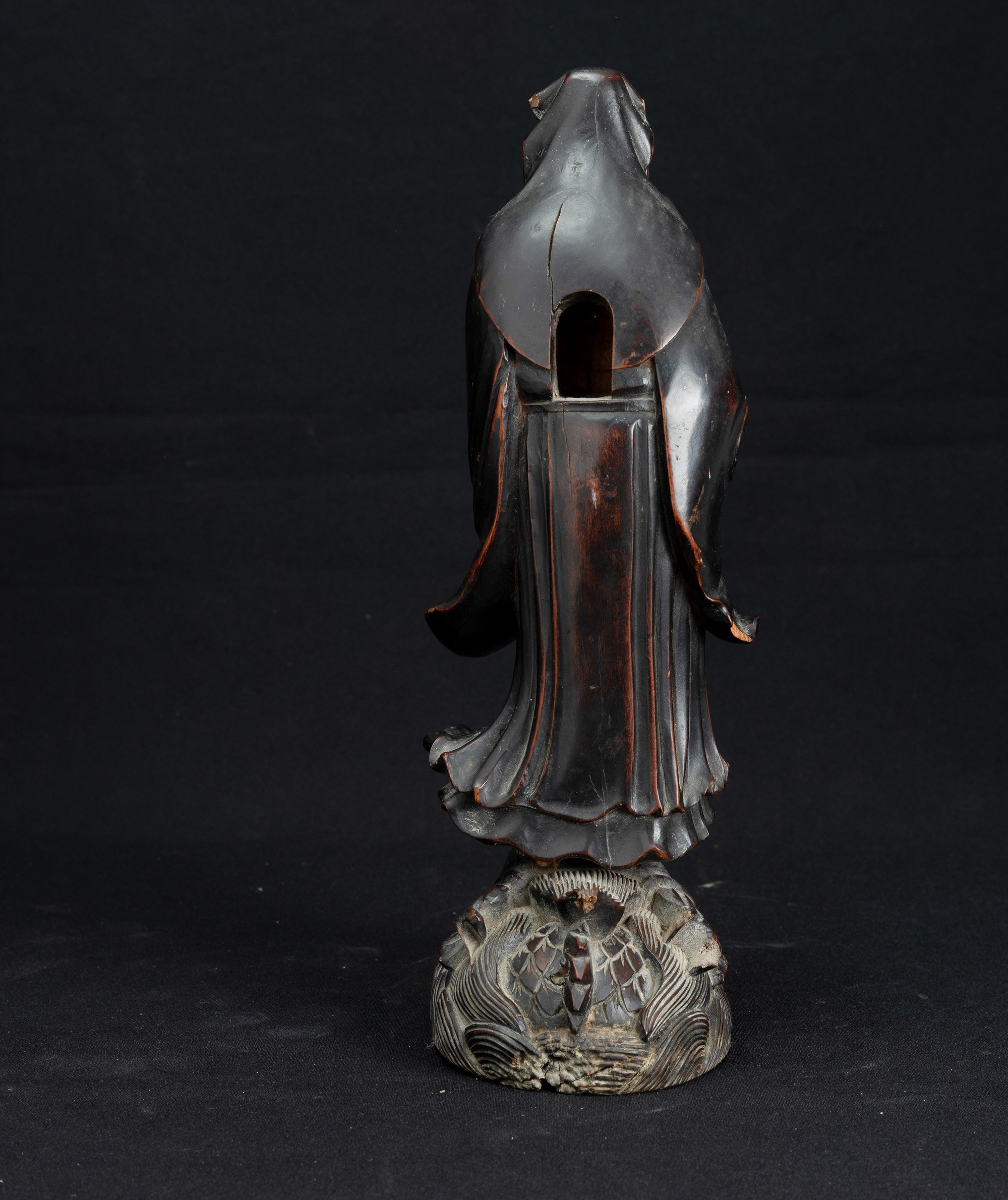 Guanyin, Figura in legno stante su un drago, Cina, Dinastia Qing, XIX secolo