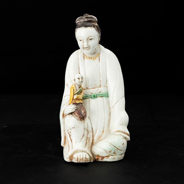 Figura di Guanyin con bambino in porcellana policroma, Cina, Dinastia Qing, XIX secolo