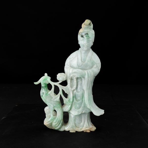 Figura di fanciulla con fenice scolpita in giadeite con sfumature verde mela, Cina, Dinastia Qing, XIX secolo