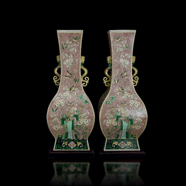 Pair of Green Family porcelain vases depicting a pair of phoenixes with plant motifs, golden dragon-shaped handles, China, Qing Dynasty, Guangxu period (1875-1908)