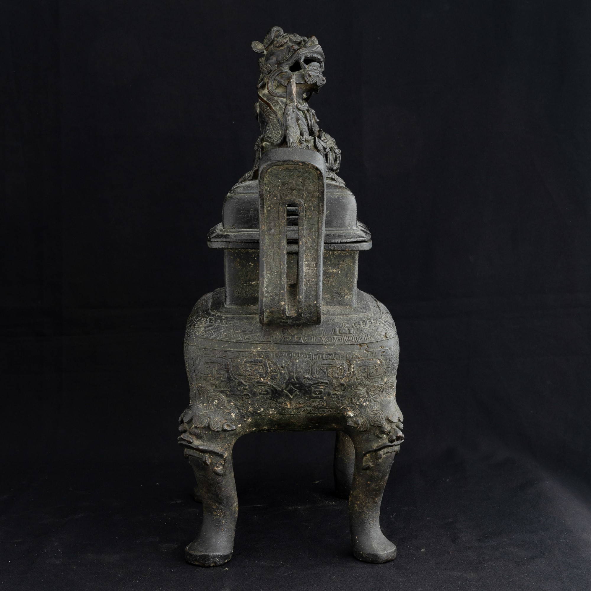Cina, Incensiere in bronzo con decori arcaici e mascheroni leonini, Dinastia Ming (1368-1644)