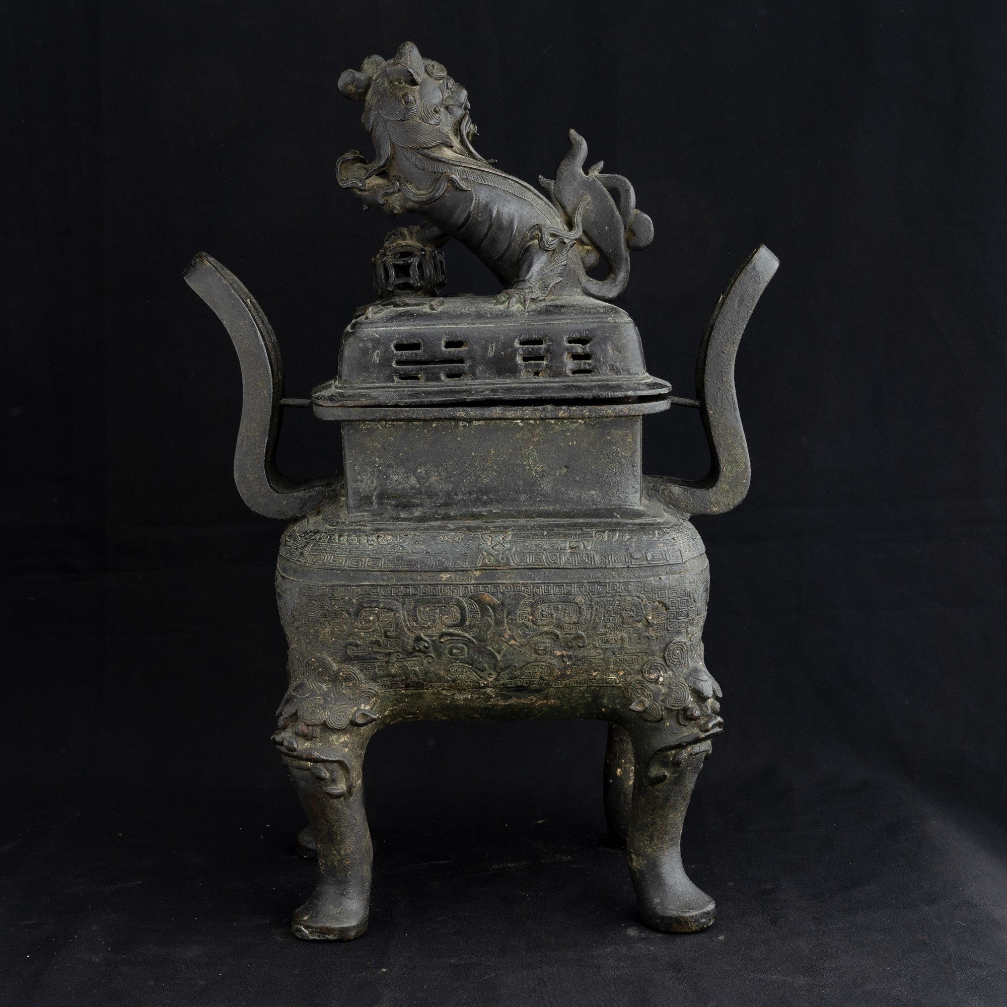 Cina, Incensiere in bronzo con decori arcaici e mascheroni leonini, Dinastia Ming (1368-1644)