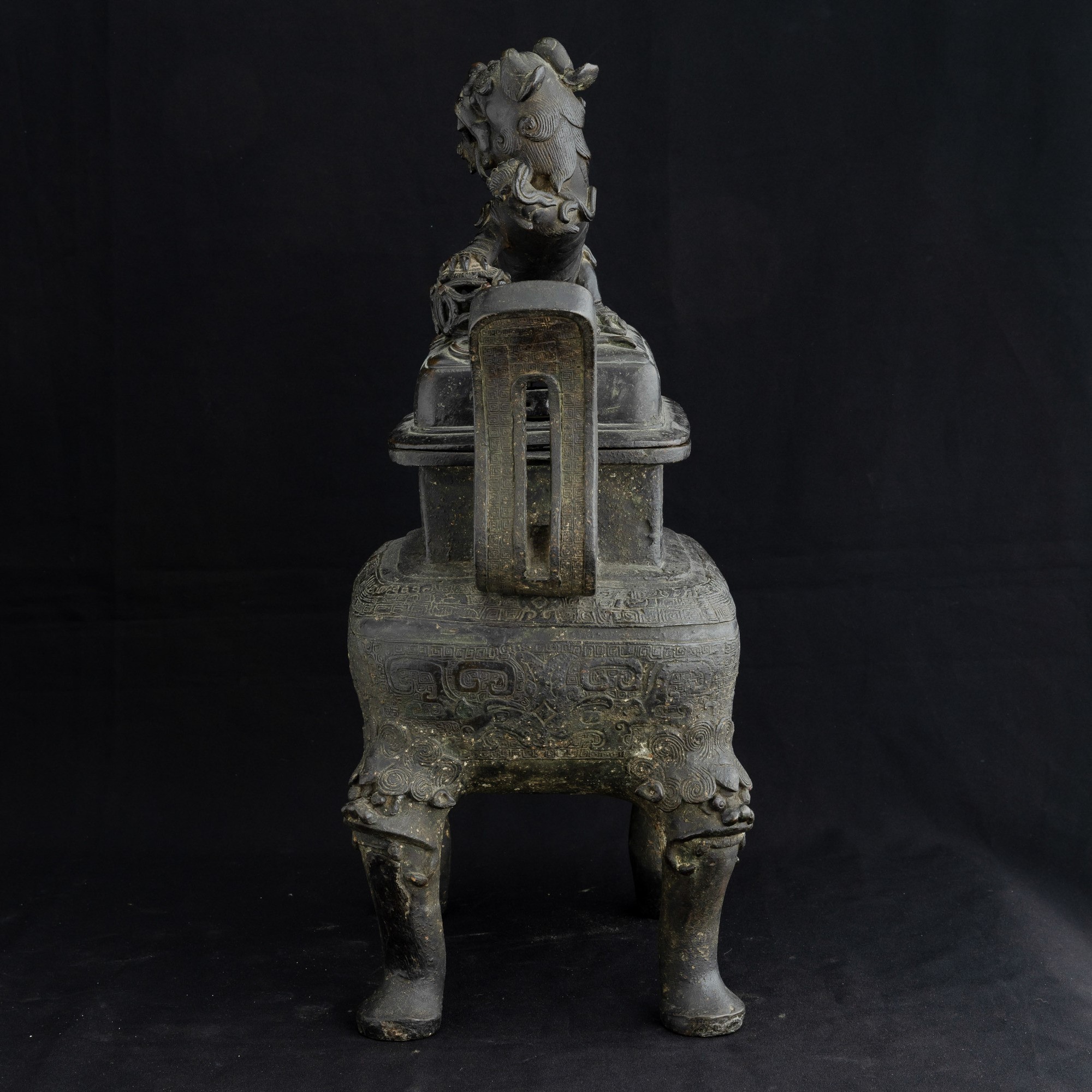 Cina, Incensiere in bronzo con decori arcaici e mascheroni leonini, Dinastia Ming (1368-1644)
