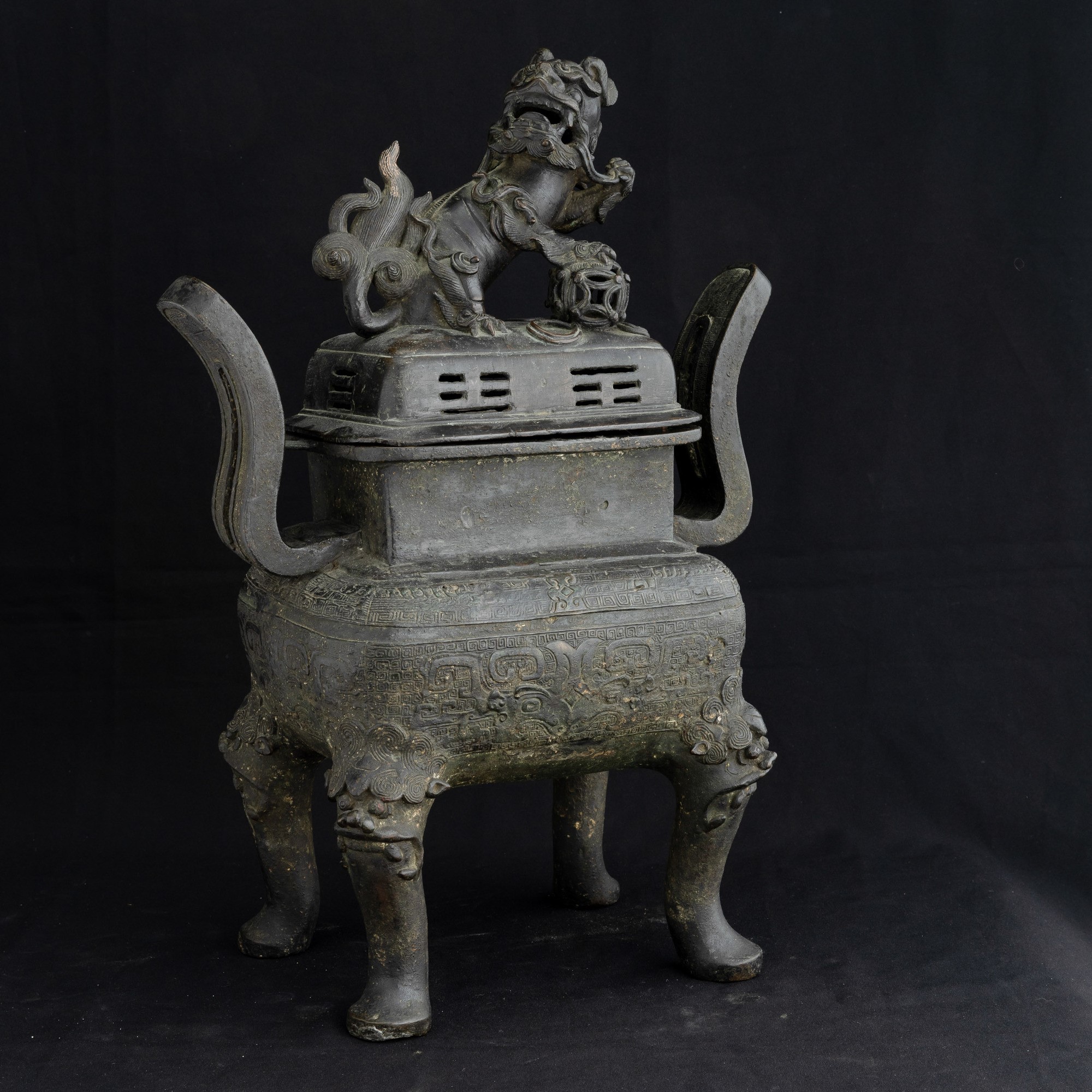 Cina, Incensiere in bronzo con decori arcaici e mascheroni leonini, Dinastia Ming (1368-1644)