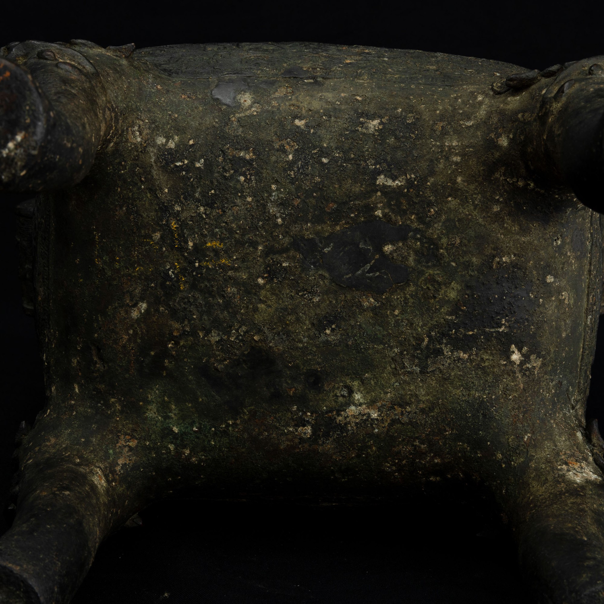 Cina, Incensiere in bronzo con decori arcaici e mascheroni leonini, Dinastia Ming (1368-1644)
