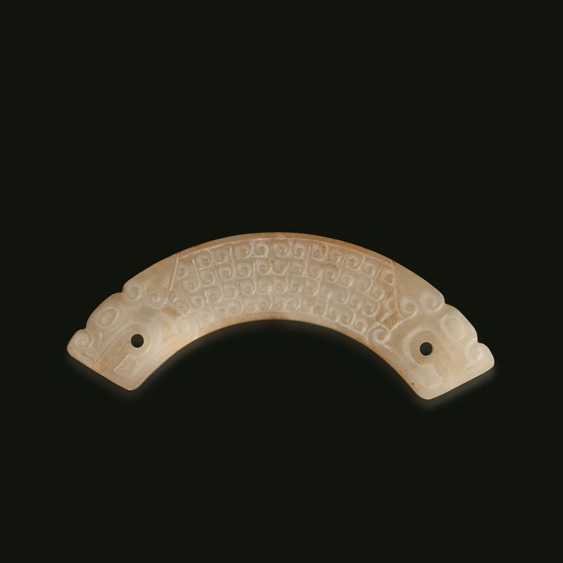 Elemento in giada russet raffigurante draghi con iscrizioni a rilievo, Cina, Dinastia Qing, XIX secolo  - Asta Fine Asian Works of Art - Cambi Casa d'Aste