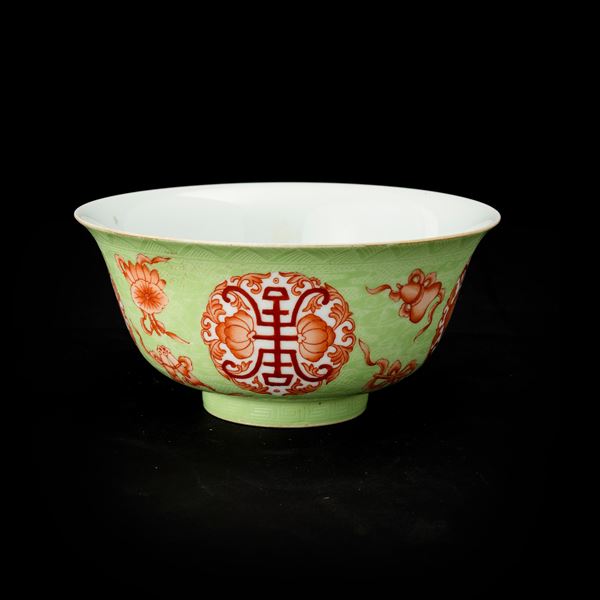 Ciotola in porcellana a fondo verde con decori geometrici incisi e iscrizioni, Cina, Repubblica