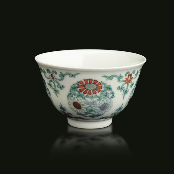 Coppetta in porcellana stile Doucai con decori a soggetto floreale, Cina, Dinastia Qing, XIX secolo